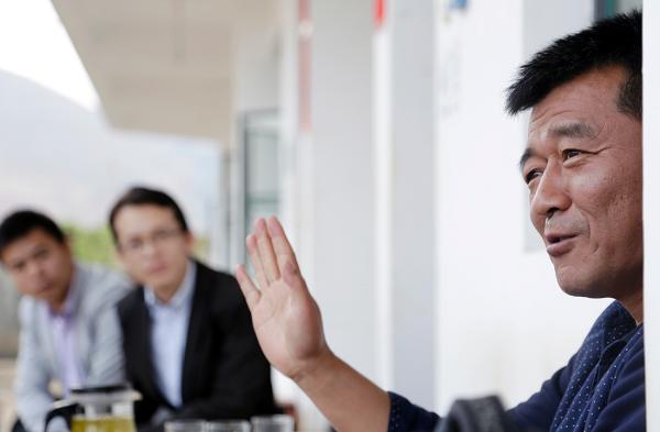 褚一斌在果园接受记者采访。 本文图片 澎湃新闻记者 程艺辉