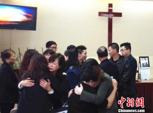 追思会结束后家属相拥痛哭。 眭黎曦摄