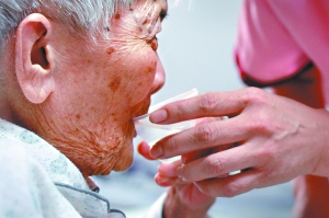 老人越到后期越需要关怀。广州日报记者莫伟浓摄(资料图片)