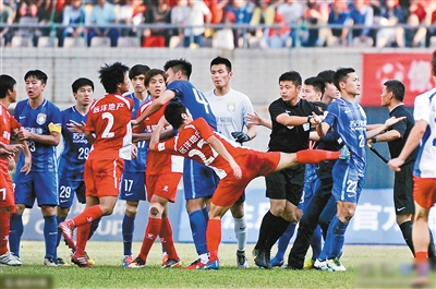 　　双方球员爆发严重冲突 （资料图片）