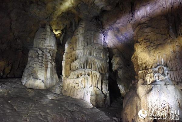 三座金塔。（苏海鹏  摄）
