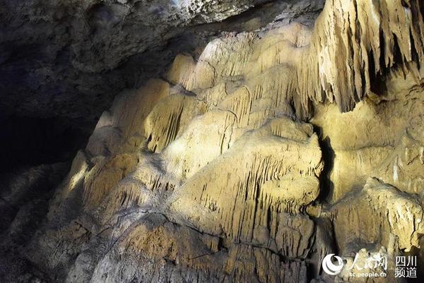 瀑布飞流。(苏海鹏 摄)