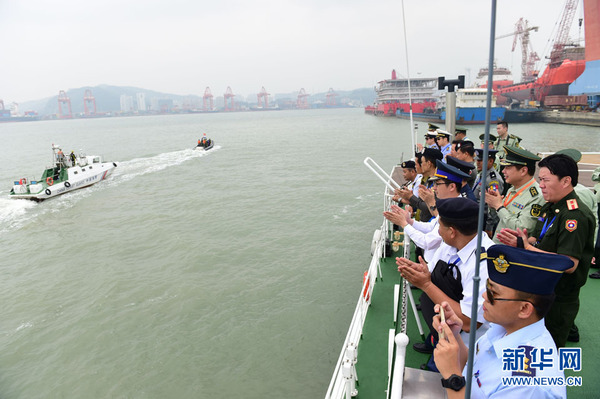 与会代表观摩福建海警第三支队海上救生演练。中国海警局供图 新华网发