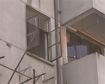 吓人!拆房子玻璃掉下来 从男子头旁滑过割坏雨