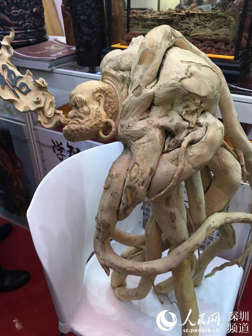 宋志勇根雕作品《禅悟》。（袁俪芸 摄）