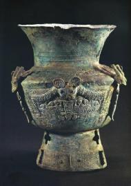 三星堆出土的青铜龙虎尊