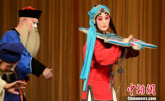 5月14日晚，由福建京剧院副院长、国家一级演员、中国戏剧梅花奖得主孙劲梅领衔主演的京剧经典剧目《玉堂春》，在福建凤凰剧院首演，受到观众好评。　记者刘可耕 摄