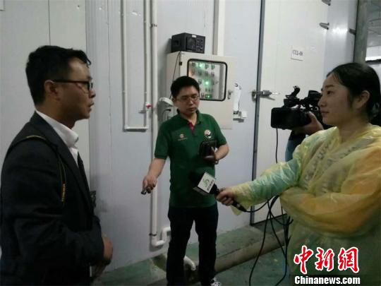 缅甸中文网总编辑张国栋先生接受海内外媒体采访。　王爵 摄