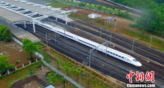 宁启铁路复线通车 苏中三市风雨交加迎动车