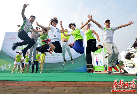 活动现场，跑友们玩嗨了。湖南日报记者 李健 摄