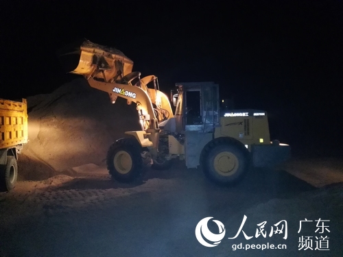 5月12日凌晨，惠州博罗一河滩地上一辆铲车正在向一辆运输车装卸河砂。