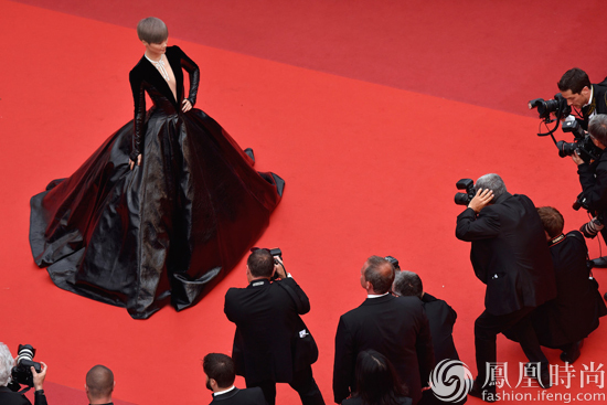 李宇春亮相戛纳红毯 黑天鹅造型惊艳全场