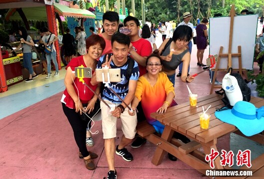 两位主播在直播过程中和热情粉丝合影