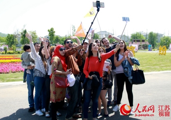 来自美、德等23个国家的外国游客在贾汪凤鸣海景区合影留念。