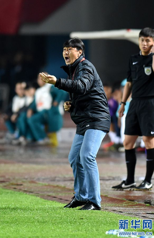 5月14日，河南建业队主教练贾秀全在场边指挥球员。