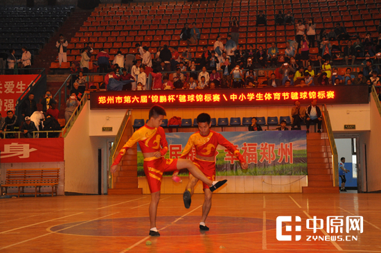 市毽球协会邀请广东花毽队来郑交流表演，精彩的表演让现场观众大饱眼福