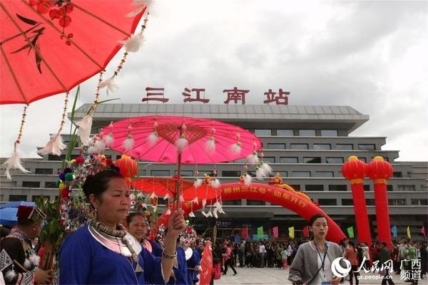 桂林火车站青年志愿者助力柳州三江号