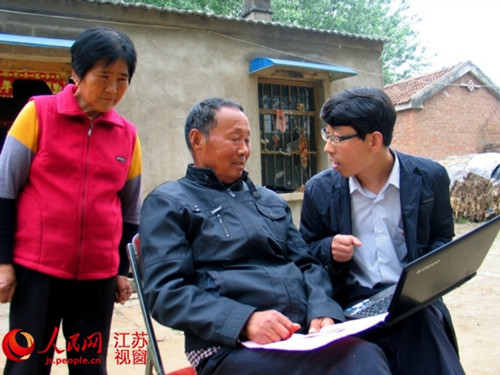 江苏泗阳两学一做送党课进厂入户到田头