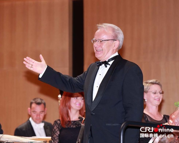 乐团指挥沃依切赫·莱斯基先生。