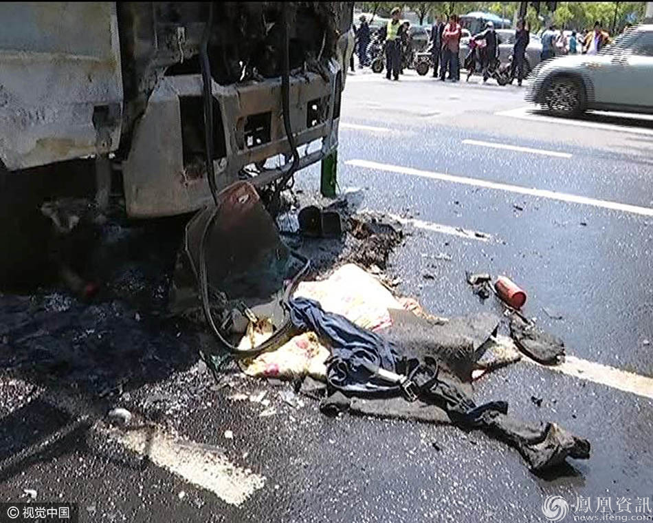 南京:燃油车被撞后自燃 女子当场死亡