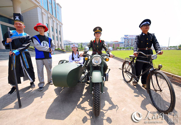 图为观众玩穿越，扮演从明代到民国时期的警察形象