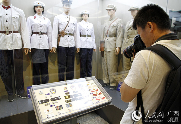 图为馆藏的各个时期的警察服装及警衔(人民网张红璐/摄)
