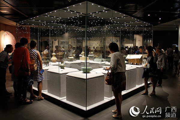 “汉风越韵——广西出土文物精品展”吸引了众多参观者