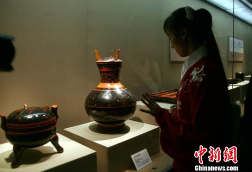 身着古装的女子观展。　邓霞 摄