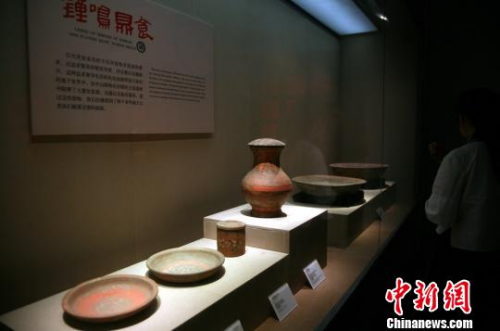 汉代贵族饮宴时的精美器具。　邓霞 摄