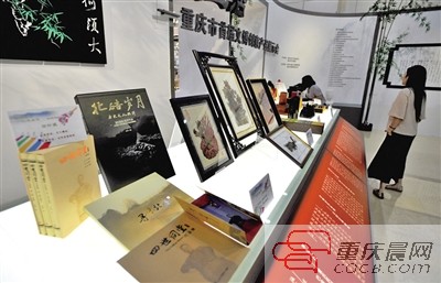 市民正在参观优秀的文博创意产品。