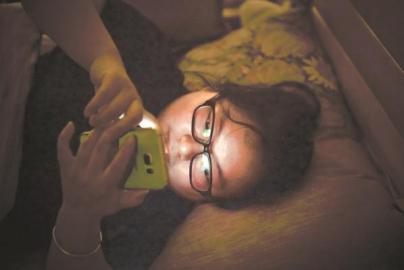 值夜班的时候不能回家，梅燕只能用手机和老公聊天。