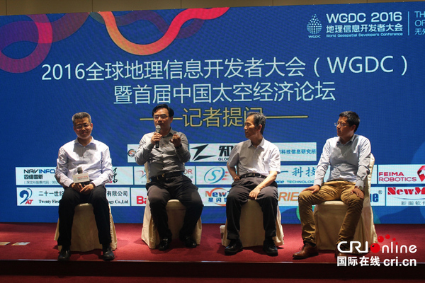 出席启动仪式的领导介绍大会相关情况。