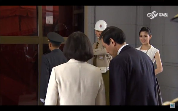 蔡英文送马英九离开办公室前两人有简短交谈。