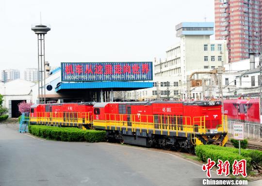 中国出口最大订单内燃机车装船启运。　邢毅 摄