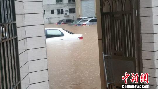 广东信宜市多地水灾严重 水库告急泄洪