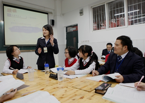 　　校长体验学生角色