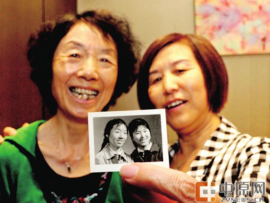 当年的护士，65岁的刘莲枝还保存着与刘秀云的合影