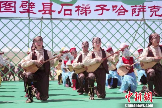 万人唱响新疆呼图壁县首届乡村牧草香旅游文化