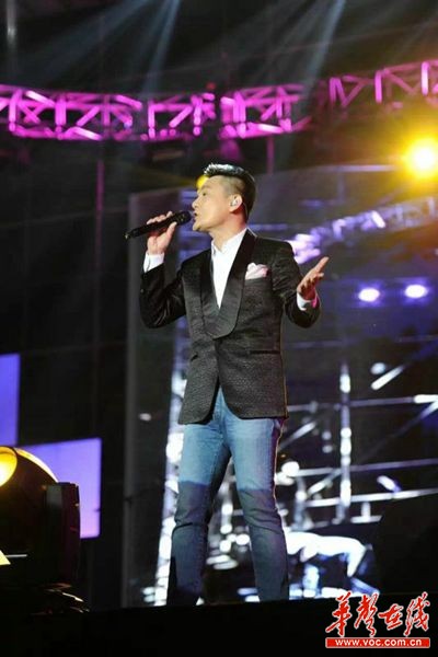 图为张信哲正在演唱中。摄影 王毅