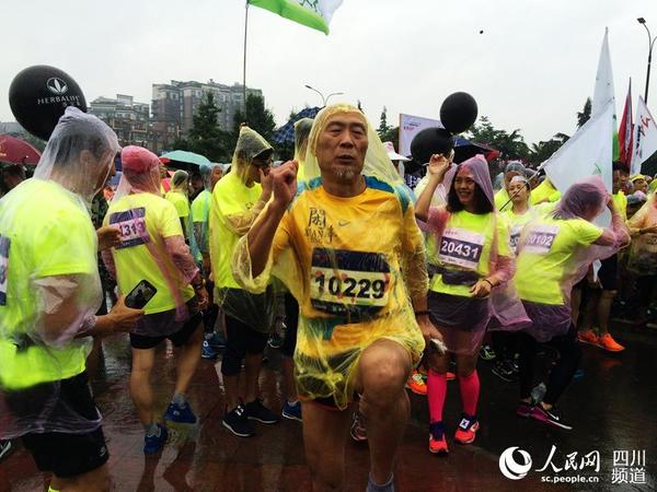 64岁的选手方海翔正在做热身运动。（朱虹 摄）