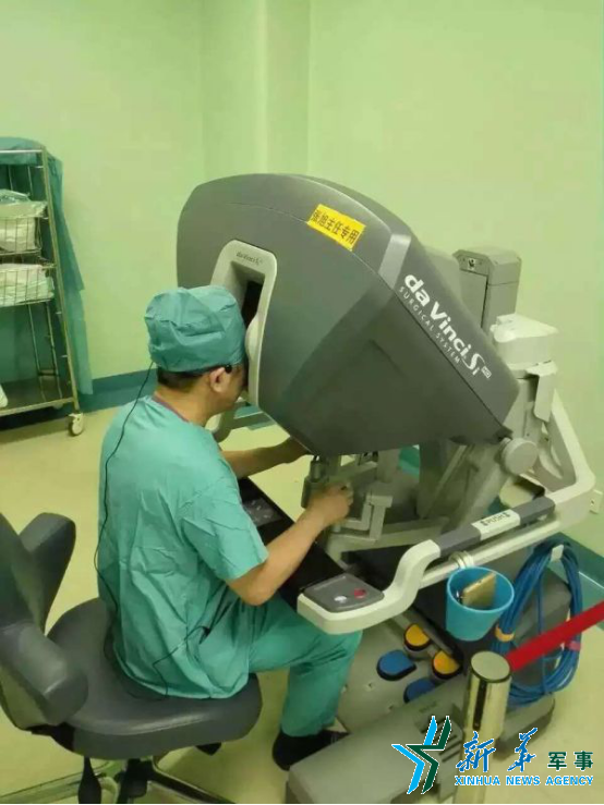 解放军总医院泌尿外科主任张旭操作机器人系统。