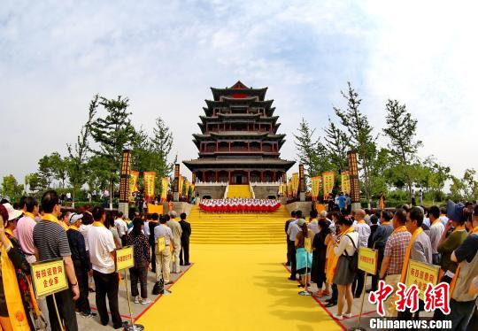 图为河北迁安轩辕阁开阁仪式现场。　付立冬　摄