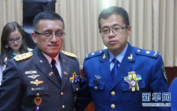 5月20日，厄瓜多尔三军总医院院长拉斯卡诺（前左）为解放军医疗队队长李俊授勋。新华网记者梁君茜摄