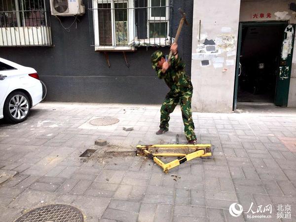 地锁拆除现场(人民网 赵青 摄)