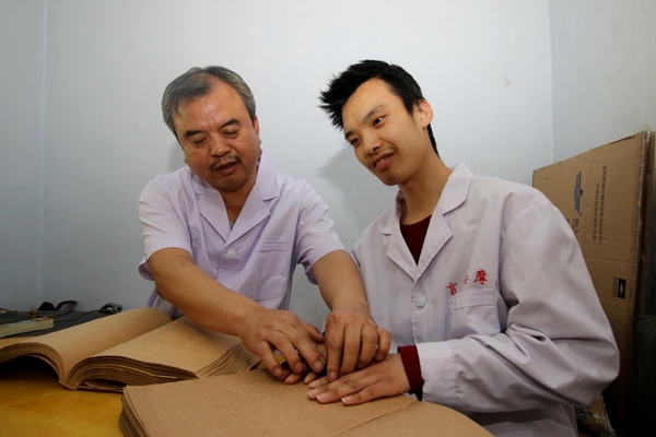 张德峰帮助其他盲人认识盲文。