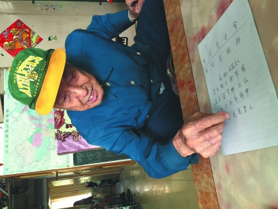 图③：杨竹安老人为记者介绍中古音基本特征。