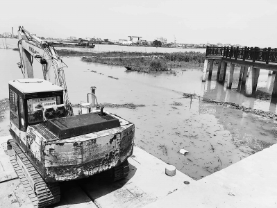 月港古码头遗址，栈道已经修起，还有工程车辆停留。