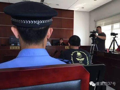 ▲嫌犯杨万年所穿黑色T恤后背骷髅头图案很“扎眼”。 新京报记者 刘洋 摄