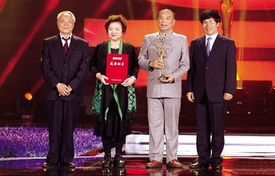 王宽夫妇(中间)在颁奖现场 图片来源央视网
