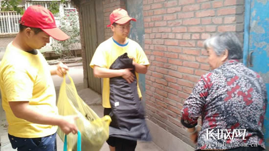 志愿者到家中接受捐赠衣物。